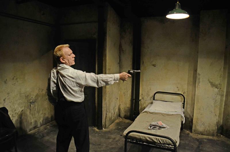 MinnyWinaMyJob: The Dumb Waiter - HAROLD PINTER